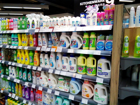 逛进口日用品店，你买的是什么？卖场、超级市场与传统卖场的隐秘差异